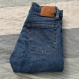 Levi’s woman’s straight jeans Size: 25 Length: 30